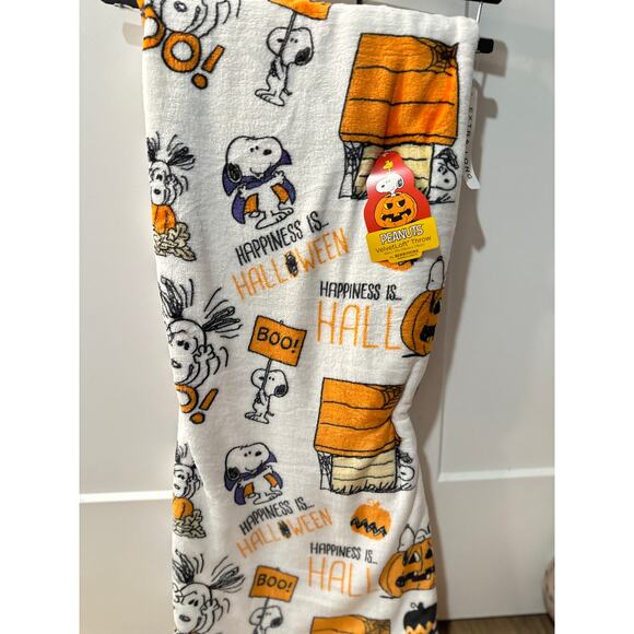 Snoopy Peanuts Happiness Is Halloween Blanket - Picture 2 of 4